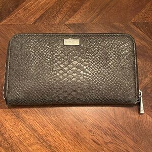 Jewell by thirty one gray vegan leather faux snakeskin large zippered wallet